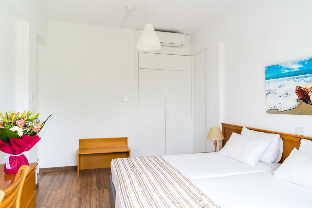 Helios 2 Apartment Пафос Екстериор снимка