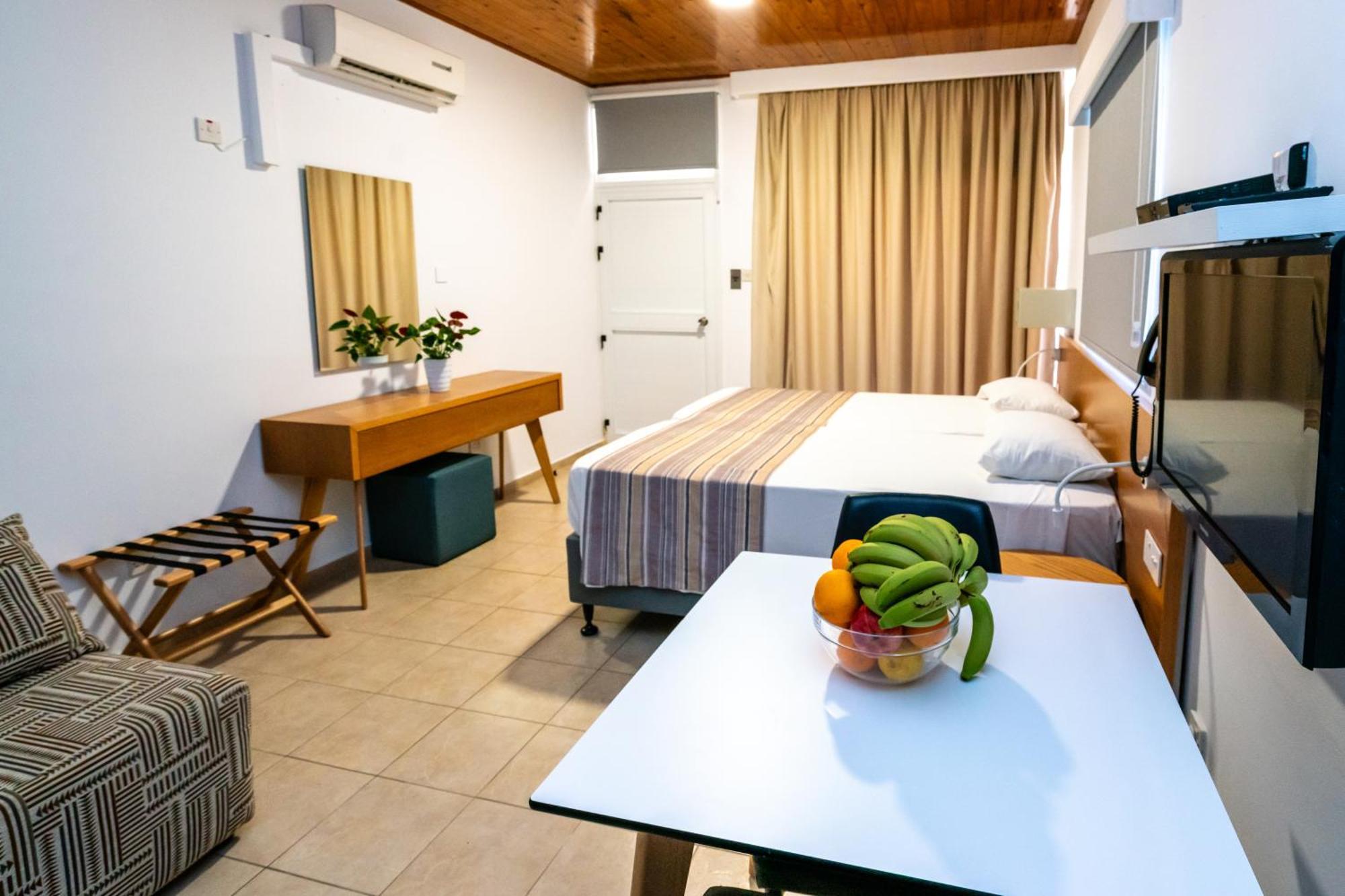 Helios 2 Apartment Пафос Екстериор снимка